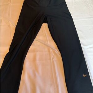 Nike Women’s Dri-Fit Workout Pants Size Medium- cropped | Athletic, Comfortable